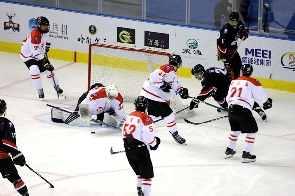 門前混戰(zhàn)。人民網(wǎng)記者 胡雪蓉?cái)z