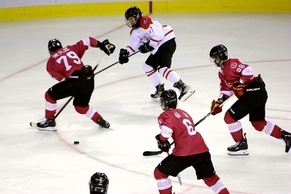 重慶隊(duì)球員常久遠(yuǎn)(左)與陜西隊(duì)球員呂知宜拼搶。人民網(wǎng)記者 胡雪蓉?cái)z