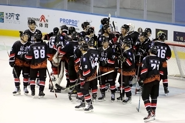 北京隊(duì)?wèi)c祝奪冠。人民網(wǎng)記者 胡雪蓉?cái)z