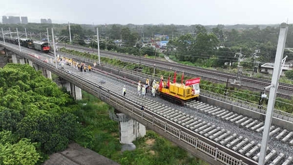 防東鐵路鋪軌現(xiàn)場航拍。