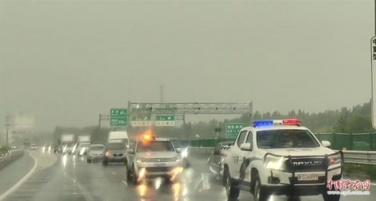 8月2日，京港澳高速，高速交警涿州大隊警車帶道引導(dǎo)救援物資車隊進入涿州災(zāi)區(qū)。