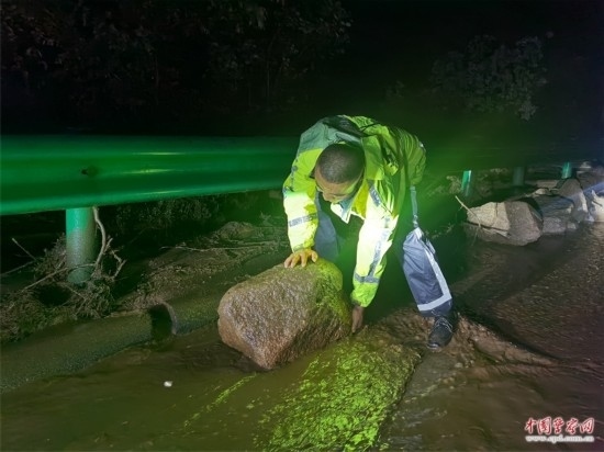 7月31日，張涿高速，高速交警涿鹿大隊民警清理山體滑坡路面落石。