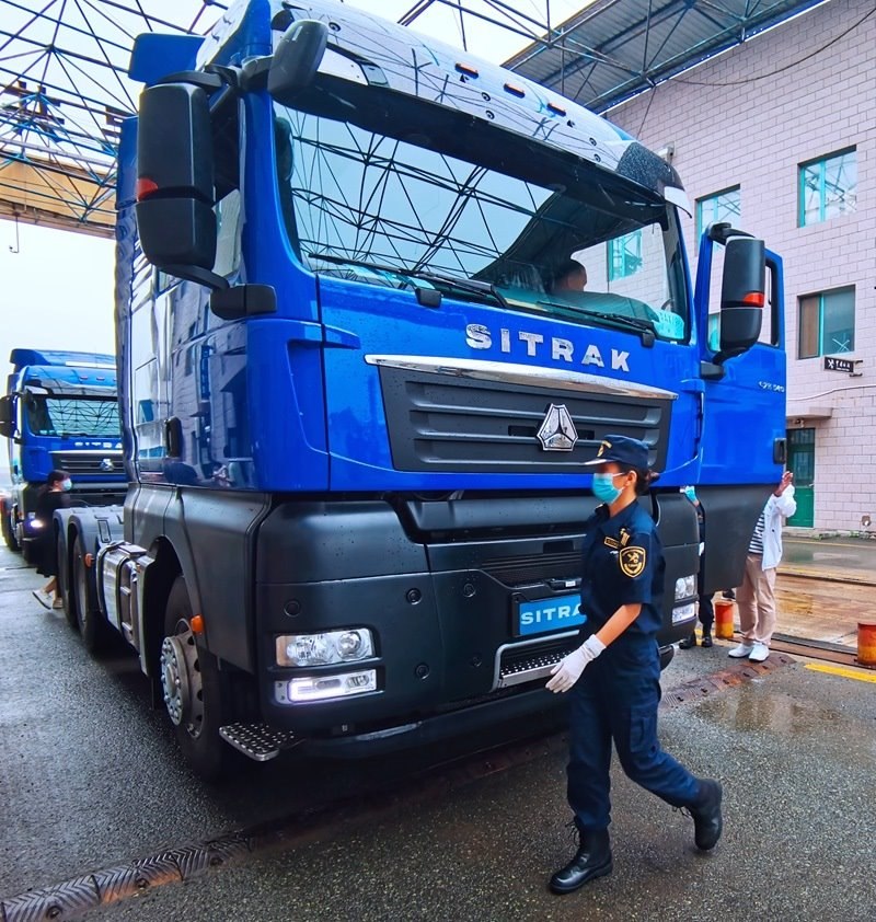 關(guān)員正在對(duì)出口車輛進(jìn)行登臨檢查。人民網(wǎng)記者 栗翹楚攝