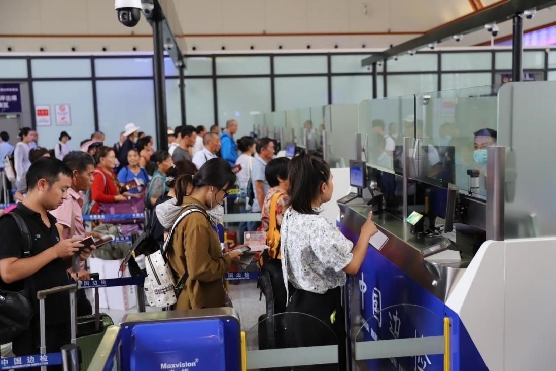 出境旅客在辦理通關(guān)手續(xù)。人民網(wǎng)記者 李發(fā)興攝