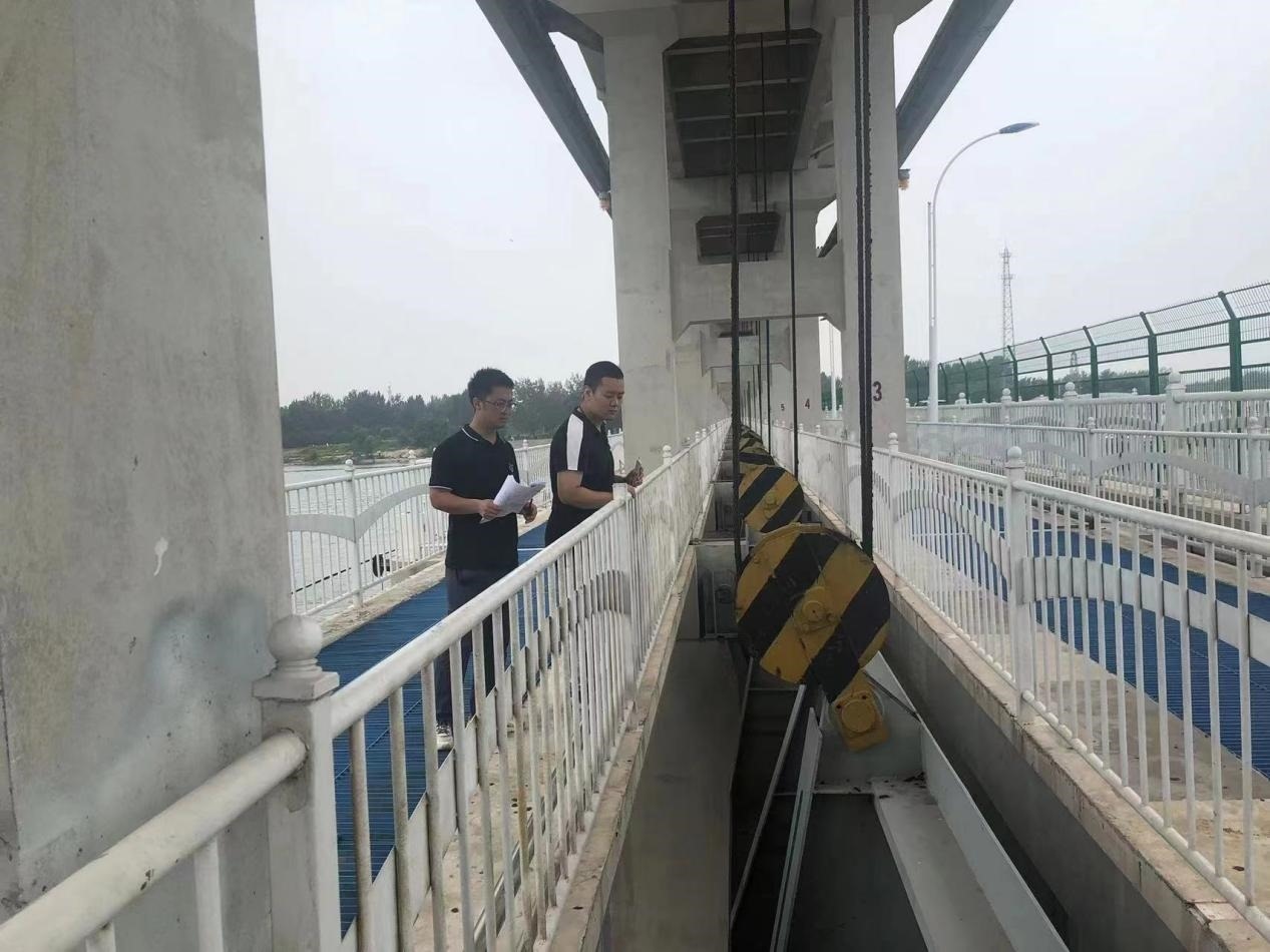 海委海河下游管理局獨(dú)流減河進(jìn)洪閘管理處工作人員檢查水閘閘門啟閉機(jī)。受訪者供圖
