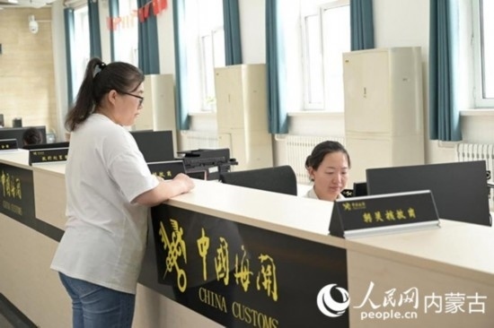 代理報關(guān)企業(yè)正在滿洲里車站海關(guān)綜合服務(wù)大廳辦理業(yè)務(wù)。人民網(wǎng) 寇雅楠攝