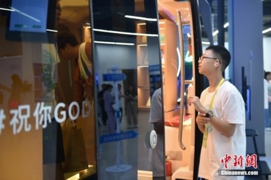 圖為學(xué)員們在首鋼園內(nèi)的百度Apollo Park參觀。<a target='_blank' href='/' ><p align=