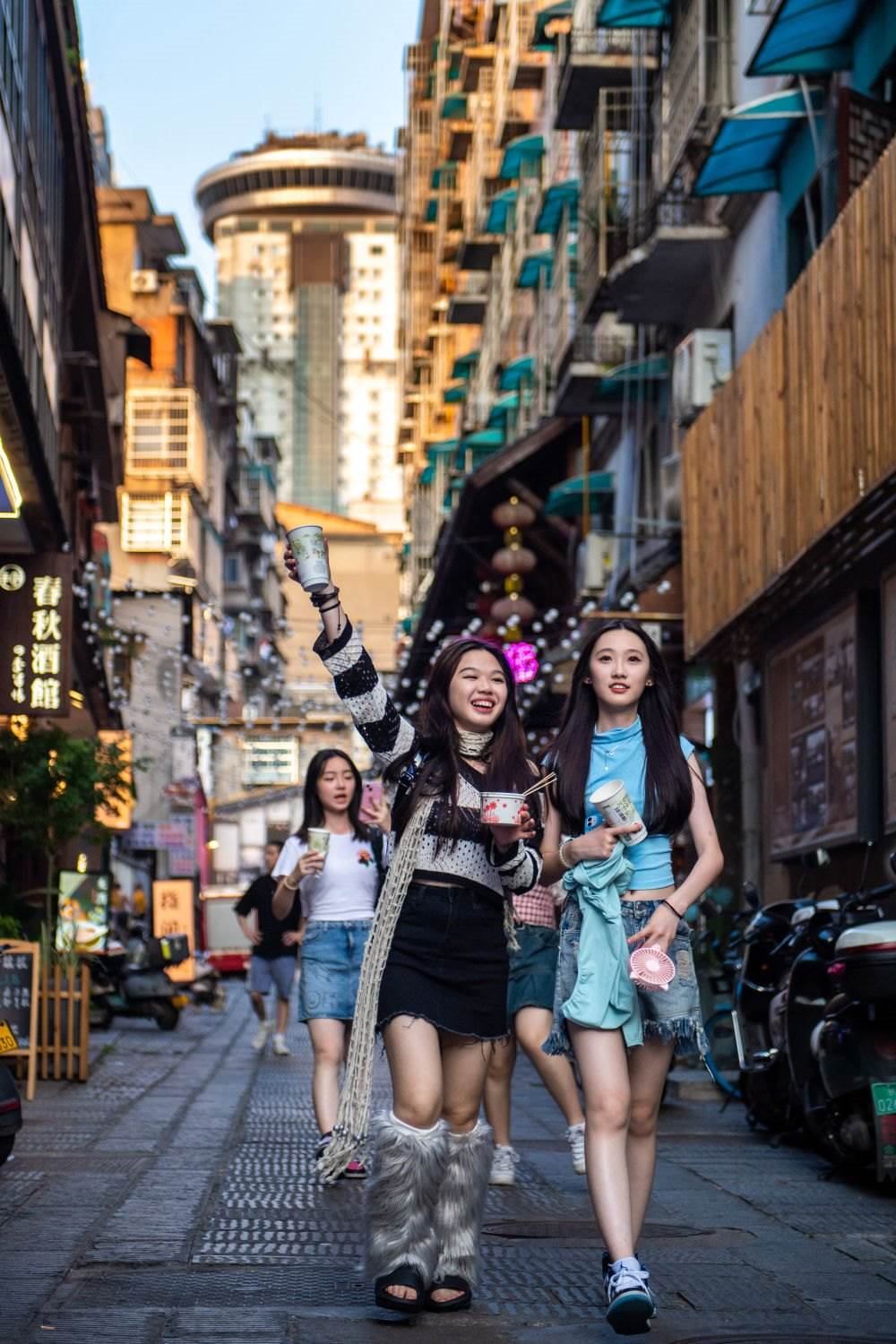 游客在長(zhǎng)沙市天心區(qū)太平老街游玩（6月7日攝）。新華社記者 陳思汗 攝