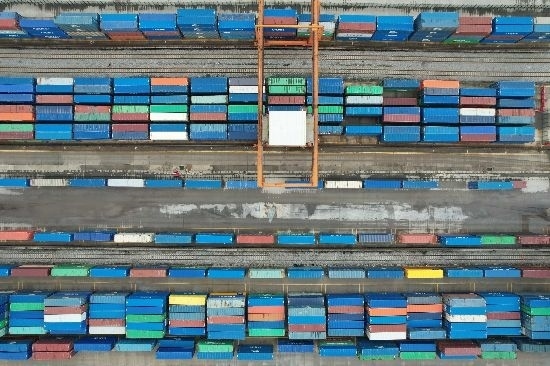 在廣州東部公鐵聯(lián)運樞紐（增城西站），工作人員在進行集裝箱轉(zhuǎn)運工作。廣州交通投資集團有限公司供圖