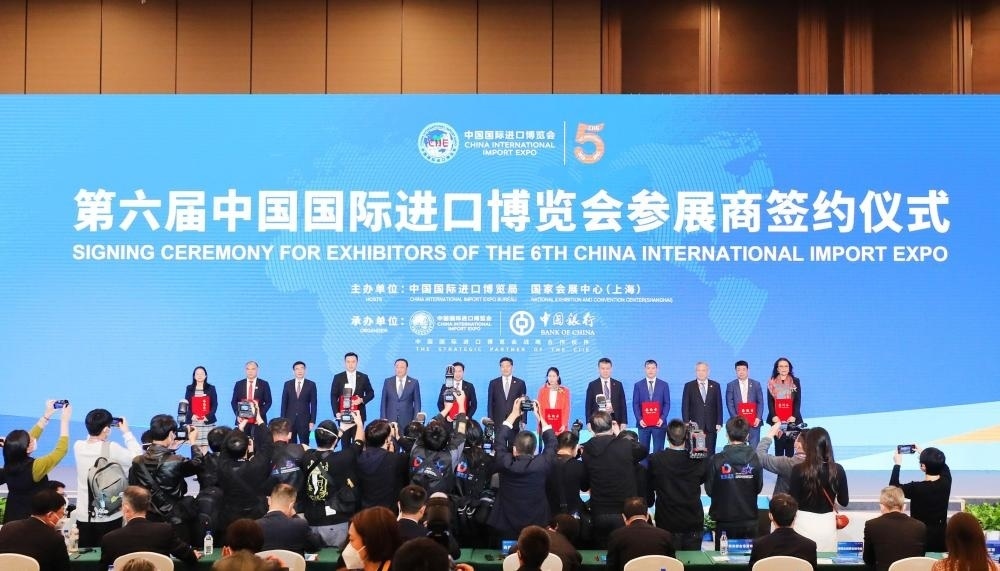 2022年11月6日，2022年中國(guó)國(guó)際進(jìn)口博覽會(huì)參展商聯(lián)盟大會(huì)在上海舉行。這是在大會(huì)期間進(jìn)行的第六屆進(jìn)博會(huì)參展商簽約儀式。新華社記者 方喆 攝