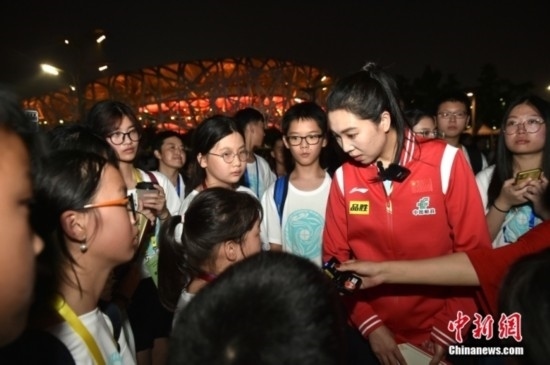 圖為小學(xué)員向李曉霞分享自己運(yùn)動經(jīng)歷。<a target='_blank' href='/' ><p align=