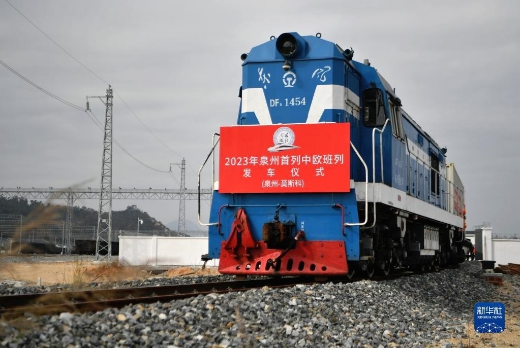 2月3日，中歐班列駛出興泉鐵路黃塘站。當(dāng)日，滿載著55個(gè)集裝箱的中歐班列，從位于福建泉州惠安縣的興泉鐵路黃塘站駛出。這是泉州今年開出的首趟中歐班列，也是興泉鐵路開通后的首趟泉州中歐班列。據(jù)了解，此次班列裝載產(chǎn)品主要來自泉州進(jìn)出口企業(yè)，貨重601.4噸，貨值約262.5萬美元。新華社記者 魏培全 攝