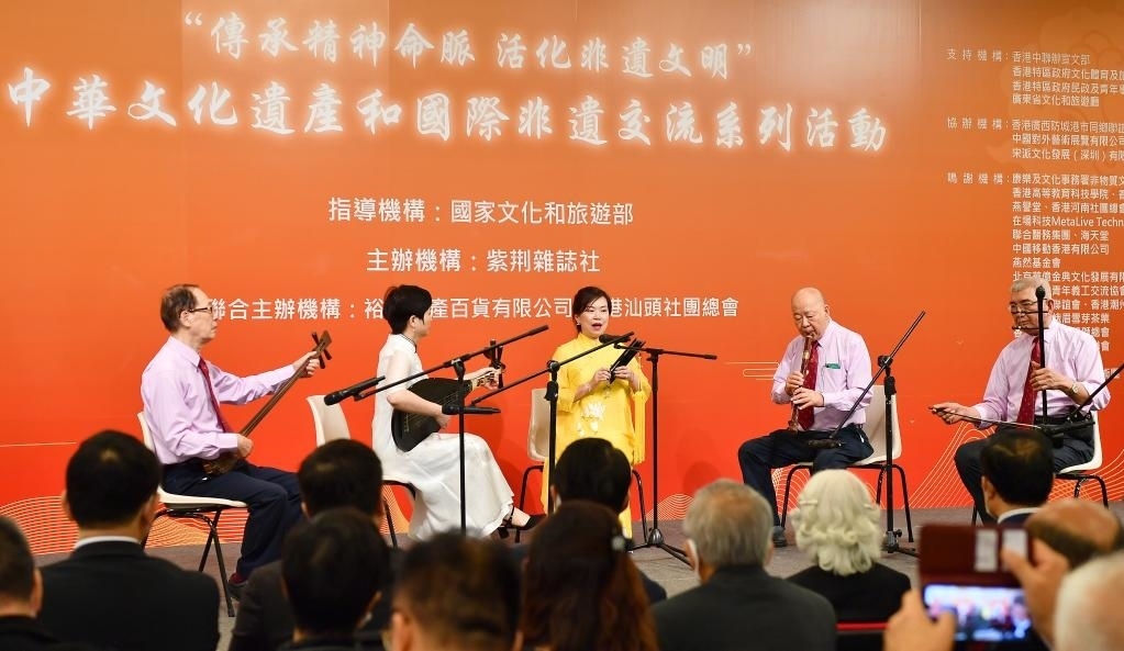 2022年11月23日，演員在“傳承精神命脈 活化非遺文明”中華文化遺產(chǎn)和國(guó)際非遺交流系列活動(dòng)開幕式上表演非遺項(xiàng)目南音《滿空飛》。新華社記者 陳鐸 攝