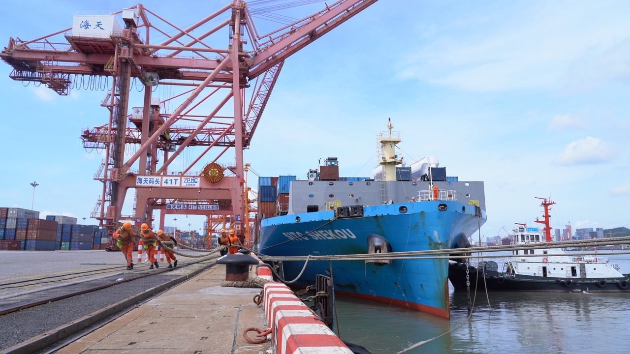 7月22日上午，“絲路海運”電商快線“海豐蛇口”輪?？繌B門海天碼頭12號泊位裝卸集裝箱貨物。人民網記者 蘭志飛攝