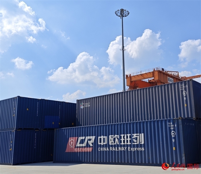 8月3日，中歐班列（中豫號）集裝箱在鄭州車站海關等候查驗。人民網(wǎng) 崔譯戈攝