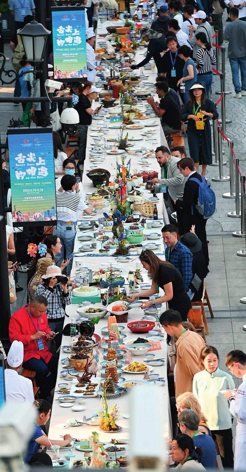 市民和游客在寧波舉辦的第三屆中國—中東歐國家博覽會暨國際消費品博覽會上品嘗融合中國和中東歐美食的長桌宴（2023年5月15日攝）。黃宗治攝/本刊