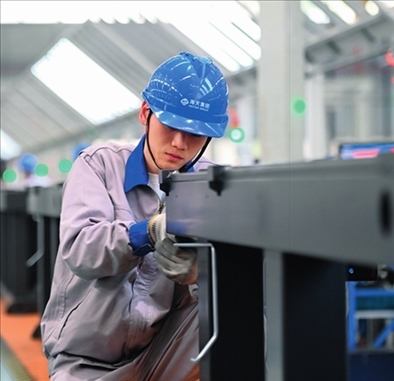 工人在海天國際控股有限公司海天大港生產(chǎn)基地作業(yè)（2023年2月1日攝）。黃宗治攝/本刊