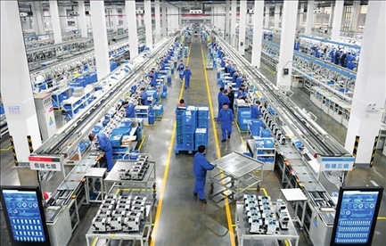 在位于浙江省臺州市的杰克科技股份有限公司，工作人員在裝配車間裝配縫紉機（2023年3月23日攝）。翁忻旸攝/本刊