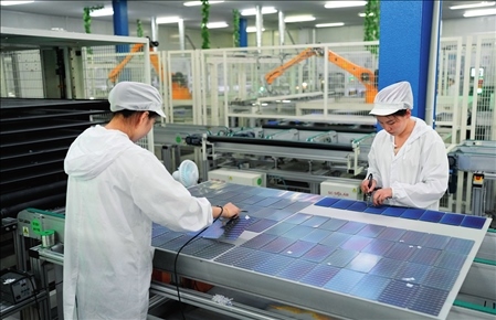 在浙江省臺州市黃巖區(qū)省級專精特新“小巨人”企業(yè)浙江公元新能源科技股份有限公司，工作人員生產(chǎn)太陽能電池組（2023年8月9日攝）。翁忻旸攝/本刊