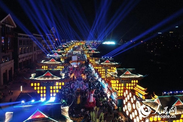 廣西南寧市良慶區(qū)的“南寧之夜”街區(qū)燈火璀璨。人民網(wǎng) 王勇攝