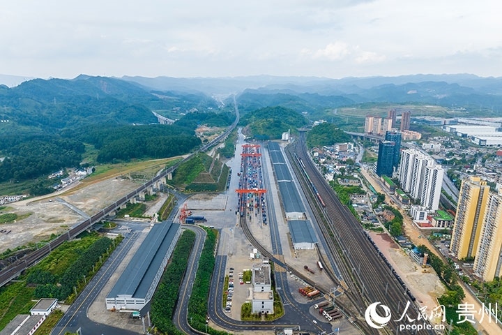 航拍貴陽國際陸港。人民網(wǎng)記者 涂敏攝