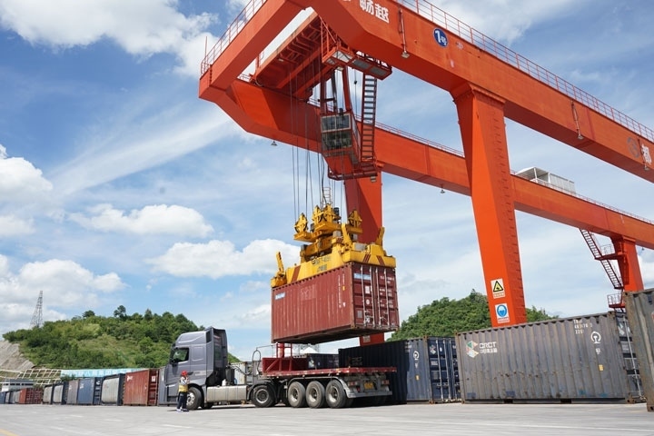在貴陽國際陸港，正在作業(yè)的龍門吊。貴陽綜保區(qū)供圖