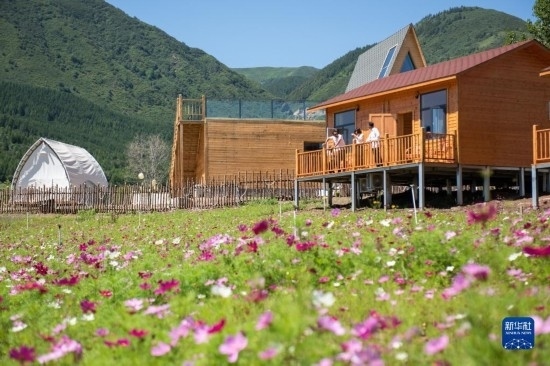 8月12日，游客在寧夏固原市涇源縣大灣鄉(xiāng)楊嶺村的民宿聊天。新華社記者 李旭倫 攝