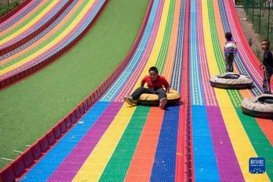 8月12日，小朋友在寧夏固原市涇源縣大灣鄉(xiāng)楊嶺村玩耍。新華社記者 李旭倫 攝