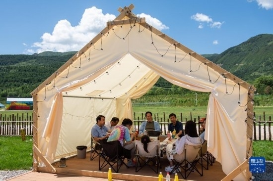 8月12日，游客在寧夏固原市涇源縣大灣鄉(xiāng)楊嶺村品嘗當?shù)孛朗场Ｐ氯A社記者 李旭倫 攝