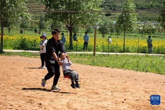 8月12日，游客在寧夏固原市涇源縣大灣鄉(xiāng)楊嶺村玩耍。新華社記者 李旭倫 攝