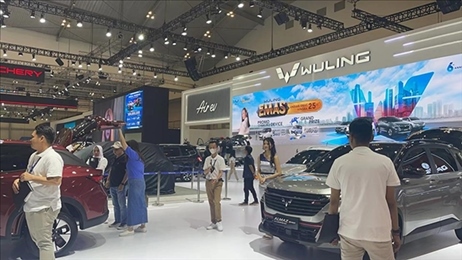印尼消費(fèi)者參觀上汽五菱的展臺(tái)。趙世祺 攝