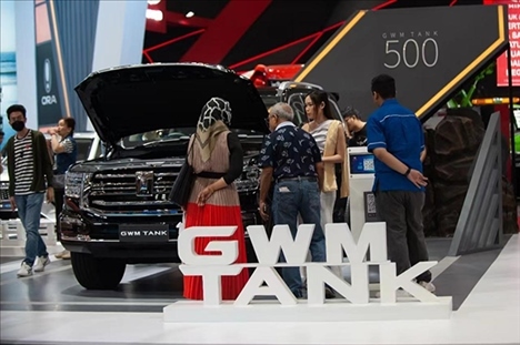 印尼消費(fèi)者參觀長城汽車的展臺(tái)。趙猛 攝