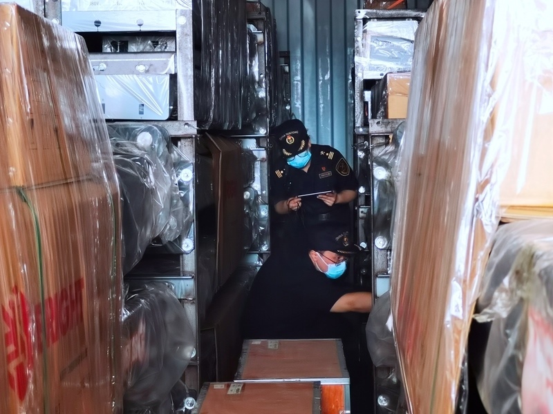 關(guān)員利用工業(yè)內(nèi)窺鏡在集裝箱內(nèi)進(jìn)行查驗(yàn)。人民網(wǎng)記者 栗翹楚攝