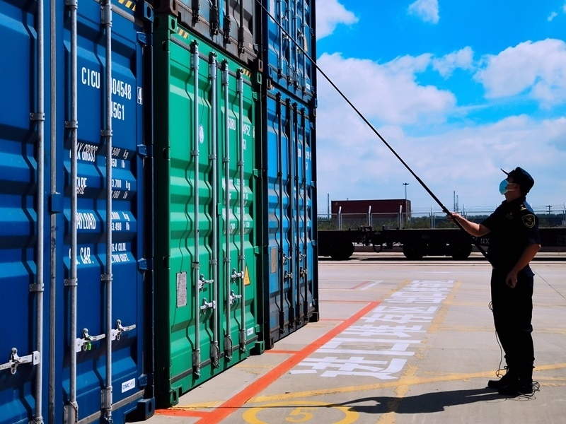 關(guān)員利用工業(yè)內(nèi)窺鏡檢查箱號(hào)、鎖號(hào)、封志情況。人民網(wǎng)記者 栗翹楚攝