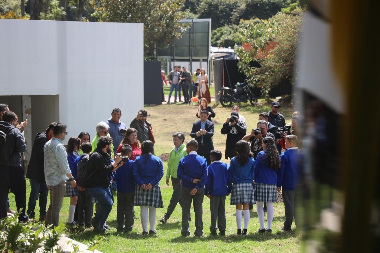 波哥大市長克勞迪婭·洛佩茲與參加活動的學生代表交流。中國港灣波哥大地鐵一號線項目供圖