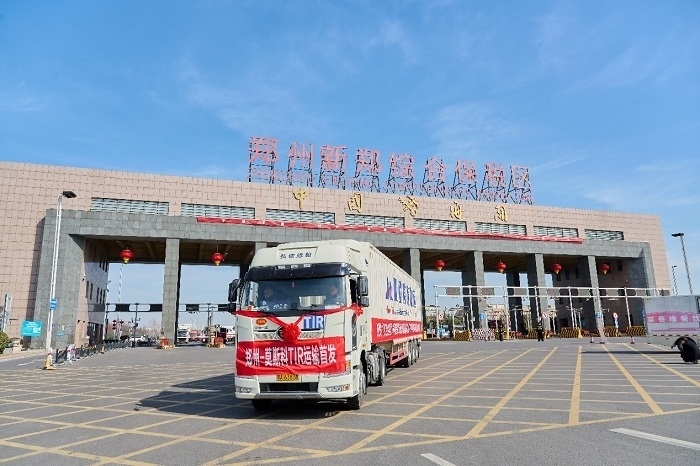 2023年2月20日，鄭州—莫斯科TIR運輸首發(fā)車輛駛出鄭州新鄭綜合保稅區(qū)。新鄭海關(guān)供圖