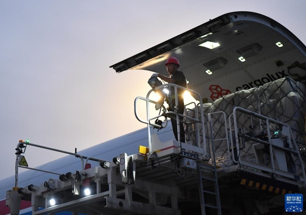 8月1日，工作人員在中國(guó)鄭州新鄭國(guó)際機(jī)場(chǎng)為一架盧森堡貨航貨機(jī)裝貨。新華社記者 李嘉南 攝