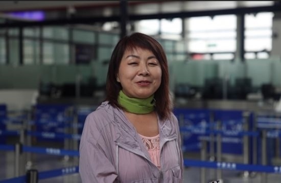 7月22日，曾經(jīng)在老撾瑯勃拉邦工作過(guò)3年的加拿大華僑孫月玲乘坐中老鐵路國(guó)際旅客列車從中國(guó)出境。衛(wèi)海林 攝