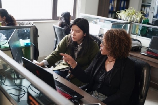 梅德哈妮（右）與中國同事討論設(shè)計(jì)方案。受訪對(duì)象供圖