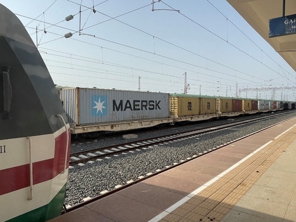 亞吉鐵路吉布提那噶德車(chē)站的貨運(yùn)車(chē)廂。人民網(wǎng)記者 趙艷紅攝