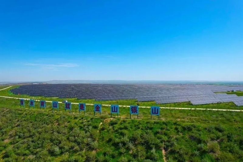 勝利能源露天礦排土場15.3萬千瓦光伏電站并網(wǎng)發(fā)電。受訪者供圖