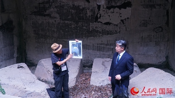 毒氣島歷史研究所事務局長山內正之在毒氣儲存遺址為大家介紹日軍發(fā)動毒氣戰(zhàn)的罪證。人民網 蔣曉辰攝