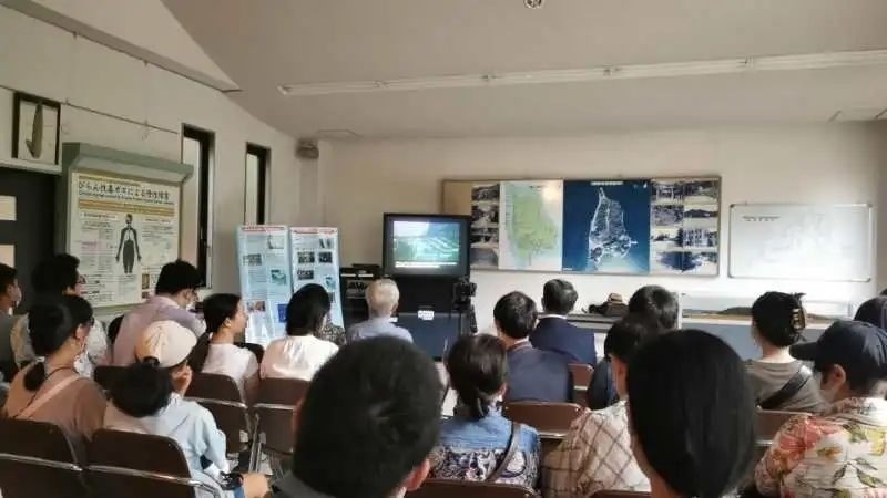 觀看日軍發(fā)動毒氣戰(zhàn)的影像資料。中國駐大阪總領事館供圖