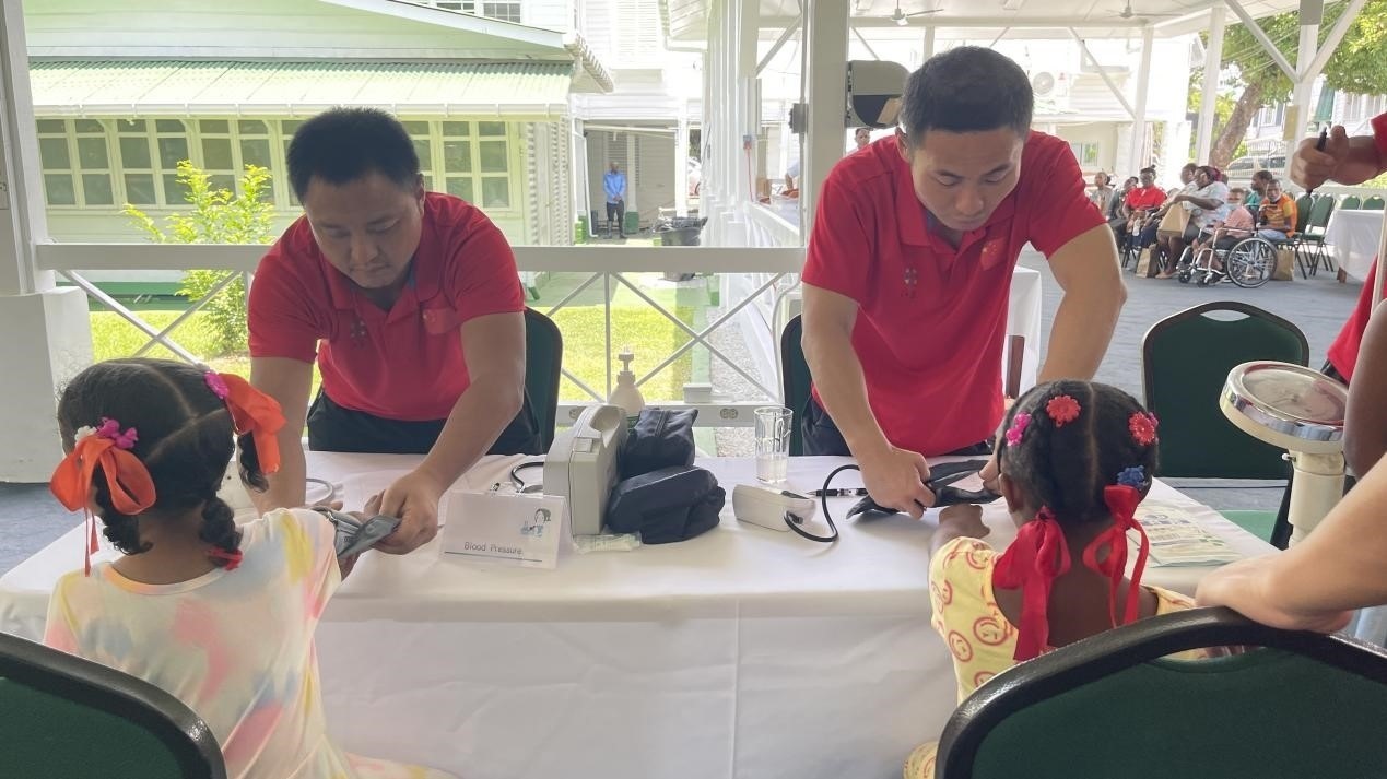 醫(yī)療隊員為福利院兒童進行檢查。第18期援圭亞那醫(yī)療隊供圖