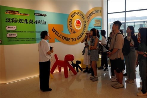 記者團(tuán)在輝山英才社區(qū)采訪。北京外國(guó)語(yǔ)大學(xué) 許青攝