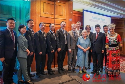 張家界文化旅游推介會部分嘉賓合影。人民網(wǎng) 郭錦標攝