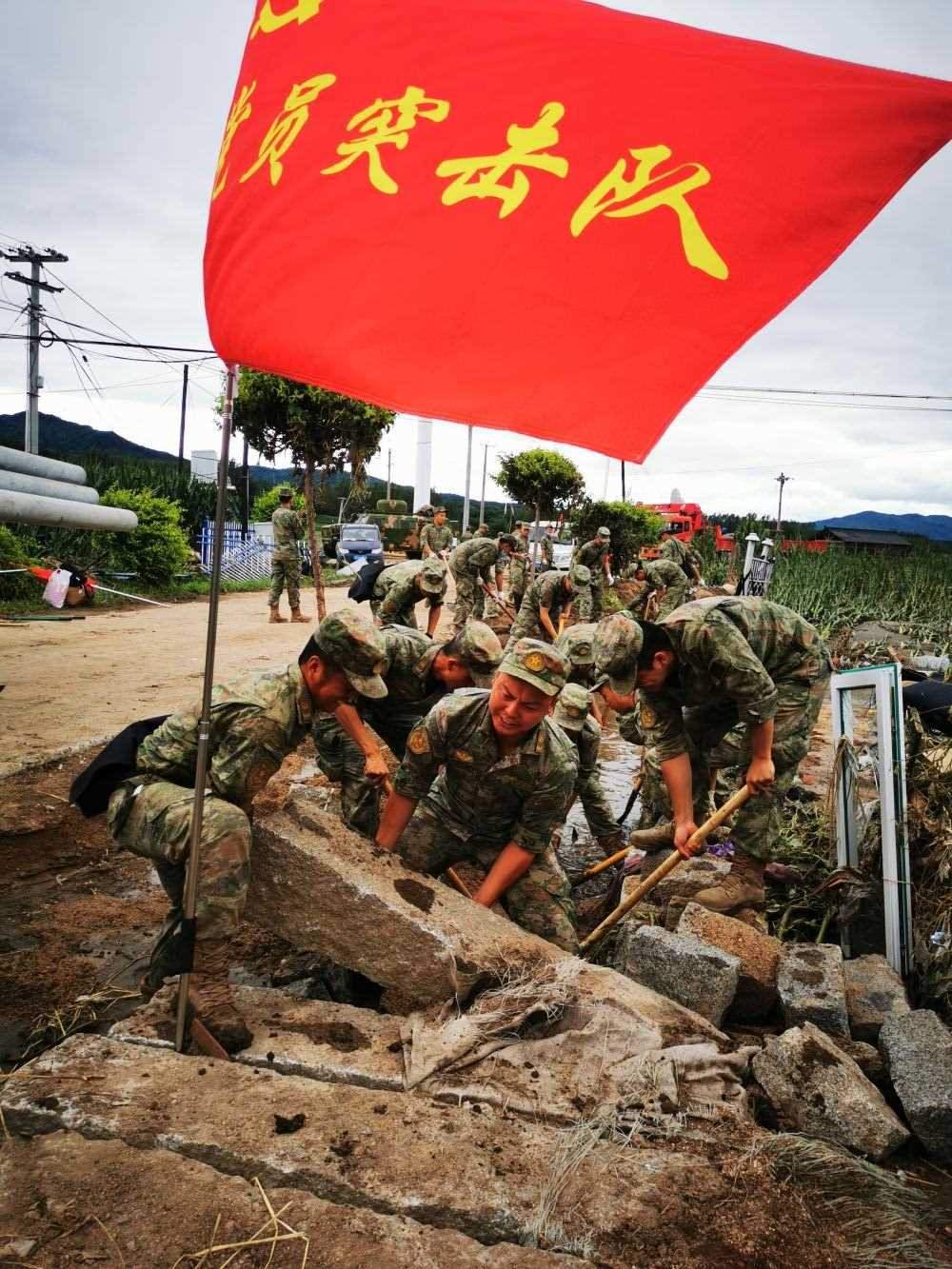 8月7日，陸軍第78集團軍某旅組織黨員突擊隊在吉林舒蘭市七里鄉(xiāng)清理路障。新華社發(fā)（劉洋 攝）
