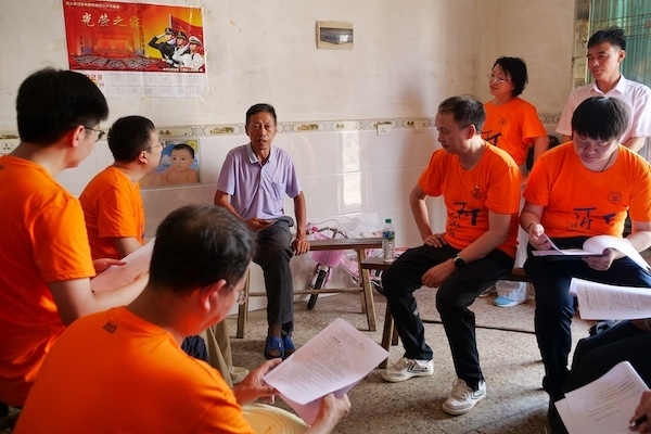 江西上饒“千村調(diào)查”分隊(duì)于余干縣上西源村入戶(hù)調(diào)查。校方供圖