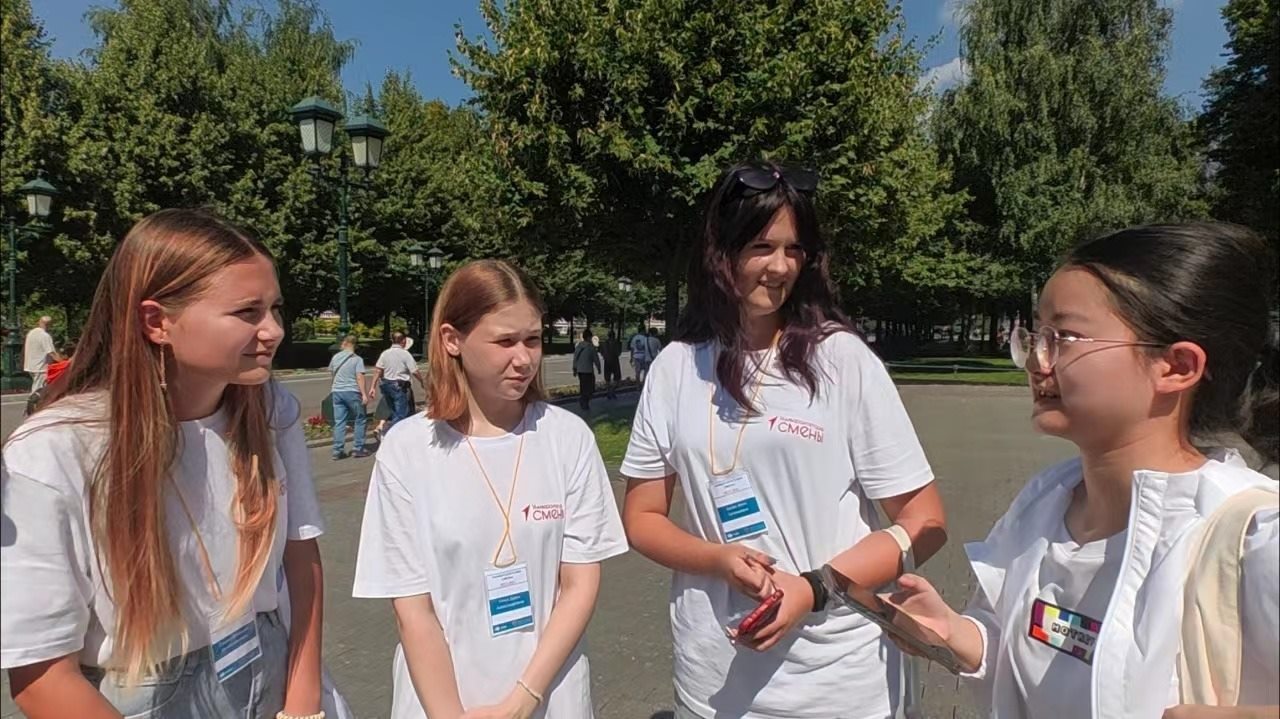 調(diào)研團(tuán)在街頭采訪。北京外國語大學(xué)供圖