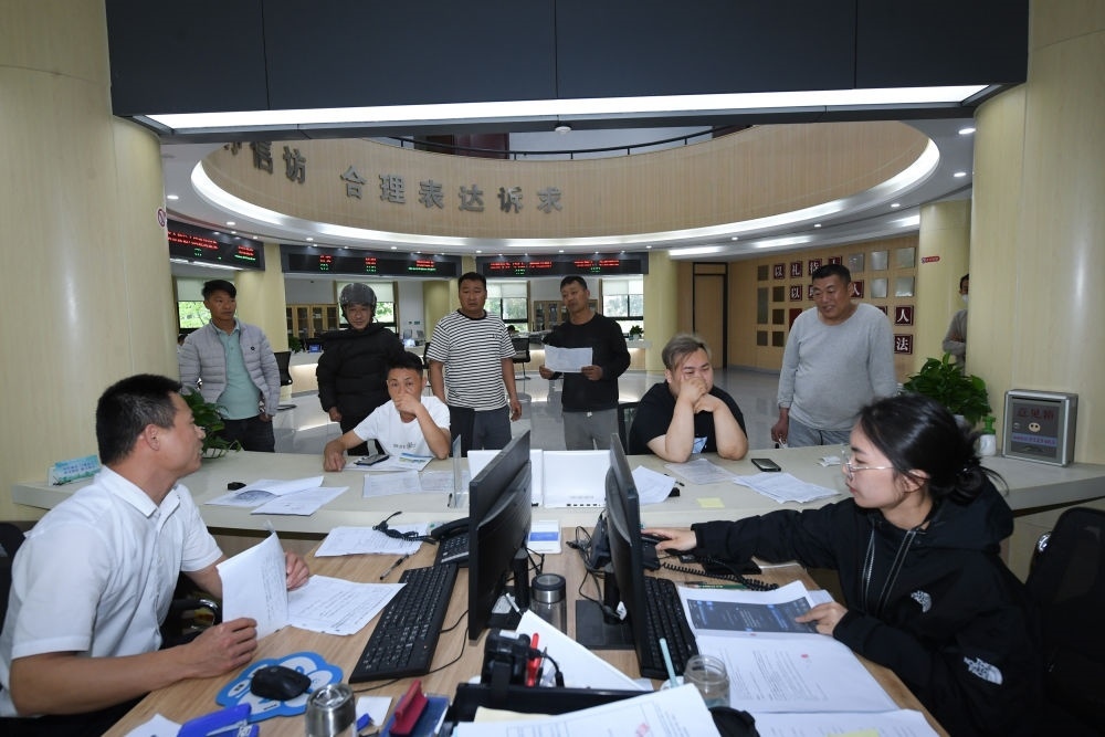 浙江省安吉縣社會治理中心工作人員在處理群眾信訪訴求（5月8日攝）。新華社記者 翁忻旸 攝